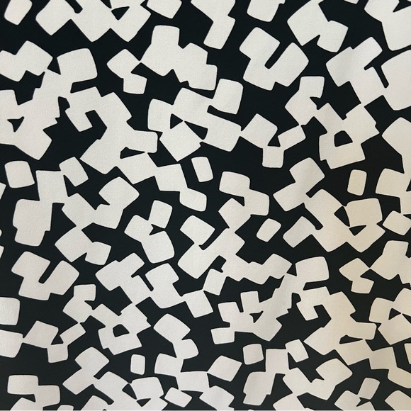 2/$30 Chico's Graphic Tank in Black and White SZ 3 Chico's= XL 16 - Picture 3 of 10